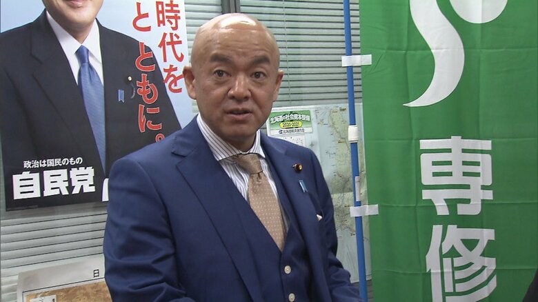 トレードマークのスキンヘッド姿の堀井学衆院議員