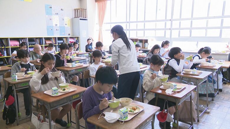 給食を食べ始めると静かに
