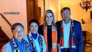 天皇皇后両陛下が「サムライブルー」のタオルを首にW杯日本対オランダ代表の試合をオランダ国王夫妻と観戦　王室の別邸で夕食後