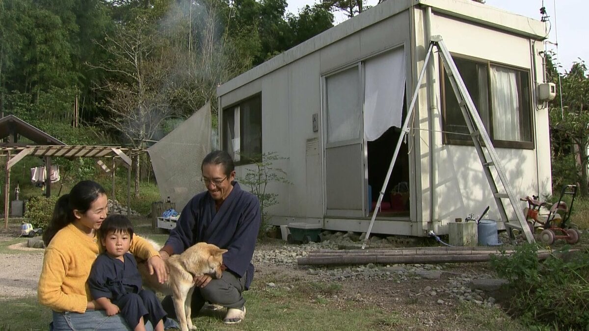 集落にポツンとプレハブ小屋 あえて不便な生活送る