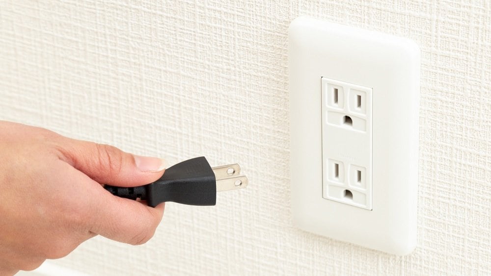 よく見ると左右で“穴”の大きさが違った？身近なコンセントの仕組みに疑問…理由を日本配線システム工業会に聞いた｜FNNプライムオンライン