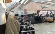 【速報】「車が2階から落ちきた」あわや大惨事…屋上駐車場から商業施設の店内に車が転落…売り場がグチャグチャになるもケガ人なし…高齢男性ドライバー、アクセルとブレーキの踏み間違いか＜北海道釧路市＞