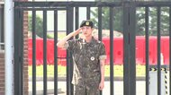 BTSの中で最初に入隊したJINさんが1年半の兵役終える　メンバー5人がサプライズで現れ除隊を祝う　13日にもファンの前へ