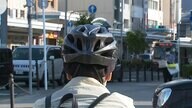 「髪型べちゃっとなるんで」自転車ヘルメット着用条例”施行から5年…現状は県職員も守らず【鳥取発】