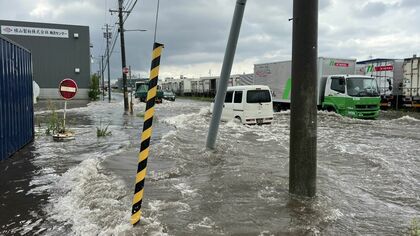 【北海道でゲリラ豪雨】大気不安定で恵庭市や千歳市“今年一番強い雨”冠水した道路は車のタイヤ半分浸かる…夜遅くまで浸水や河川増水に注意