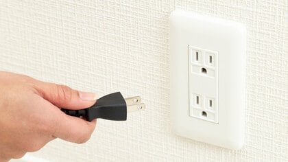 よく見ると左右で“穴”の大きさが違った？身近なコンセントの仕組みに疑問…理由を日本配線システム工業会に聞いた