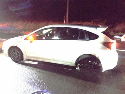 【また左側】「ガタガタ揺れて。そしたらタイヤが脱落した」約1週間前に自ら冬タイヤに替えたばかり―乗用車の左後輪からタイヤ脱落―ケガ人なし＜北海道小平町＞