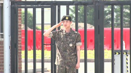 BTSの中で最初に入隊したJINさんが1年半の兵役終える　メンバー5人がサプライズで現れ除隊を祝う　13日にもファンの前へ