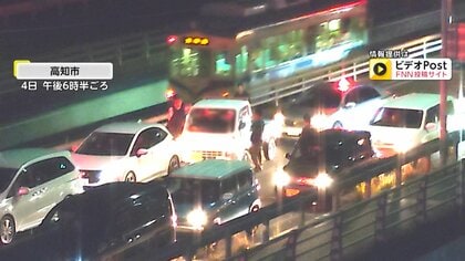 「最後の警告！開けて！」警察官が軽トラックを包囲　応じない運転手に窓をたたき割って身柄確保　アルミ缶約50本盗んだ疑いで77歳男を逮捕