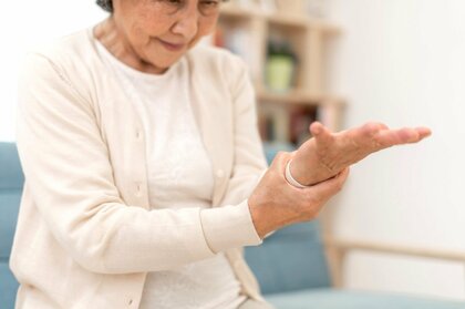 これってもしや!?　脳梗塞「手足のしびれ」や「急に話せなくなる」は発作の“予兆”…体が発するサインを脳神経外科医が解説