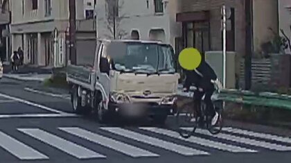 【独自】「人が3ｍぐらい飛んだ」自転車がトラックと衝突　道路上で動く様子なく…“イヤホン”で周囲の音が聞こえなかったか