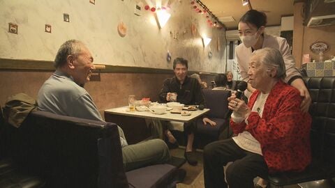 要介護でも「自分らしく生きるために」高齢者ケアのプロがもてなす『介護スナック』飲酒リスク等で普及への壁も