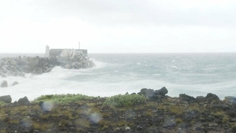 【中継】台風25号が接近する東京・八丈島　強風で海は白波　フェリー欠航続き店は食料品在庫減少　連休予約もキャンセル相次ぐ