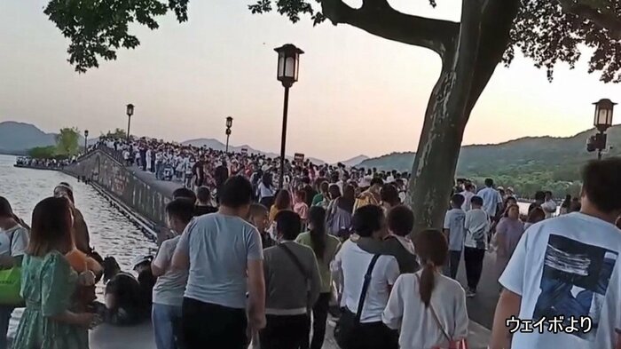 中国の世界遺産・西湖には多くの観光客が。橋から人がこぼれ落ちそうな密状態