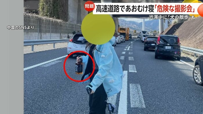 ウイスキーのボトルを持つ女性