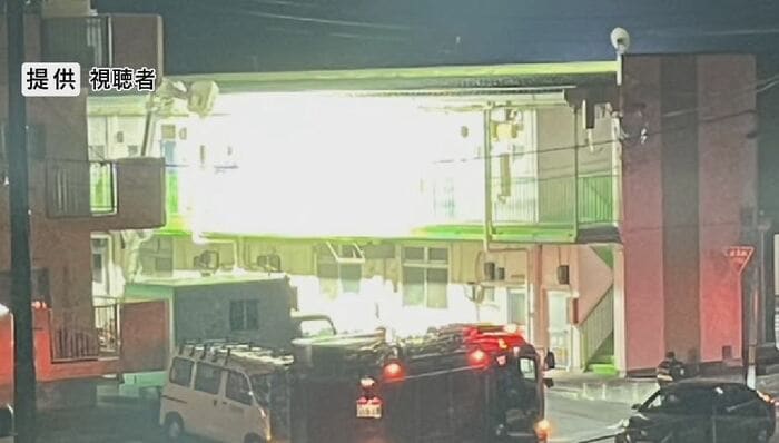 警察は特殊閃光弾を使って部屋に突入