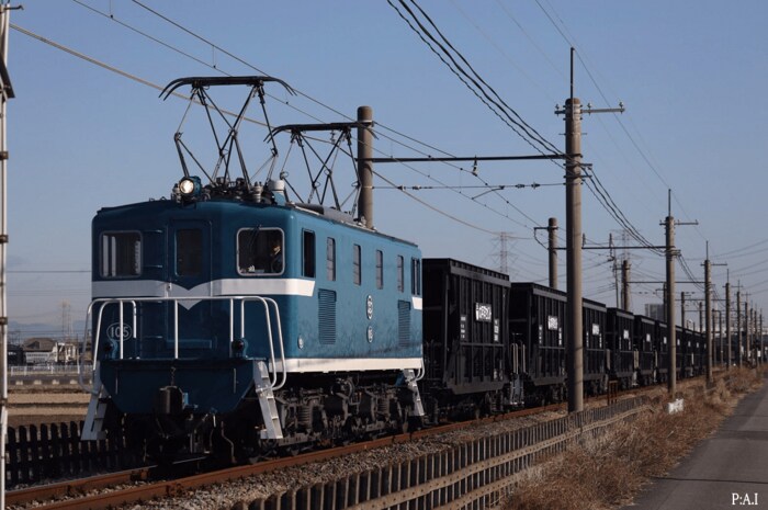 (電気機関車がホキ10000系をけん引している様子 提供:秩父鉄道)