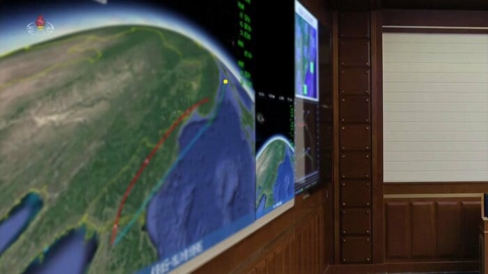 新型ミサイルの飛翔経路図(青と緑の線は水平面での経路、赤線は高度を示すとみられる)