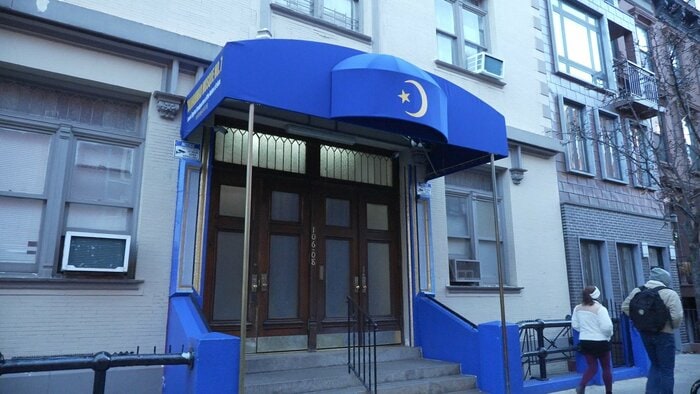 町中のアパートと並ぶモスク