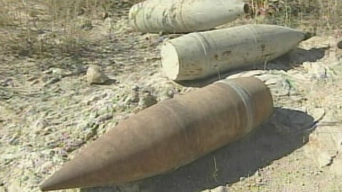 ナグル軍事基地跡の地面に転がったままの砲弾