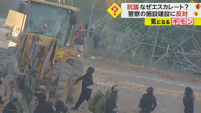 重機に火炎ビンを投げ入れる