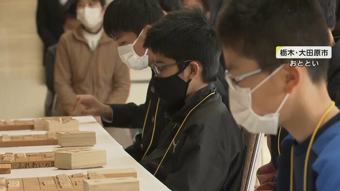 真剣な表情で将棋盤に向かう子どもたち