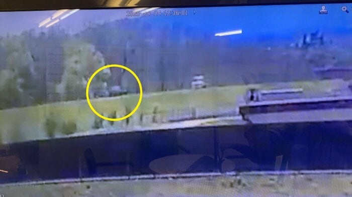 4人が乗ったとみられる車。対向車と比べ、進むのが速い(長野・飯田市 防犯カメラの映像)