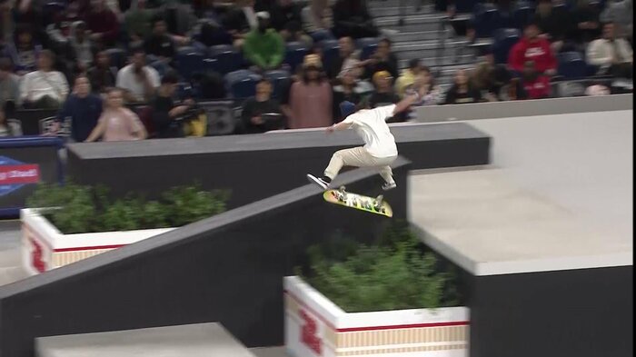 キックフリップをメイクする織田夢海(Street League Skateboarding)