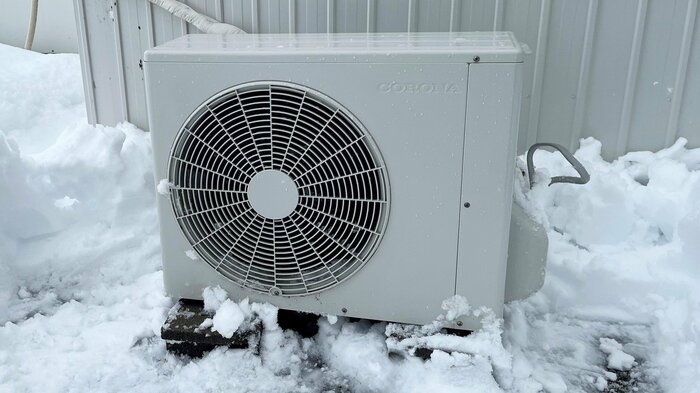 室外機の周囲も除雪が必要(提供:コロナ)