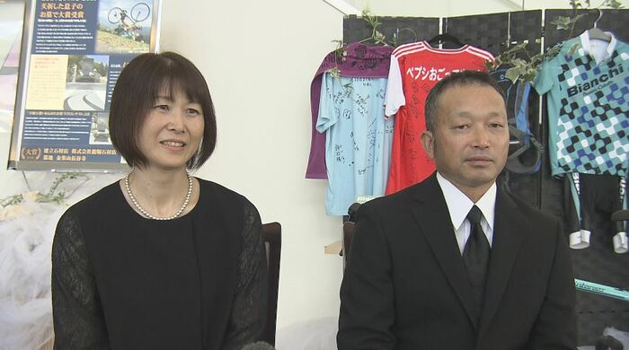 律希さんの父・矢嶋康さん（右）と母・恭子さん