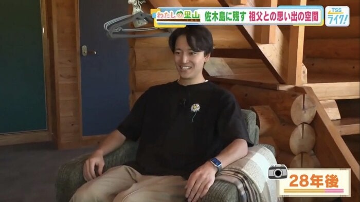 写真と同じ場所で28歳になった鴨木さんを撮影