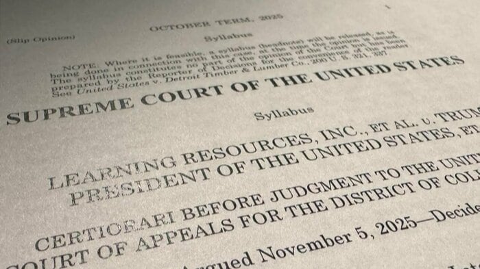 トランプ大統領の関税措置に関する最高裁判決を示す裁判所文書