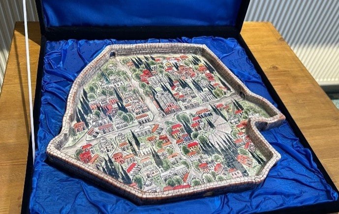 城壁に囲まれたイズニクの街をイメージしたキュネンさんの作品