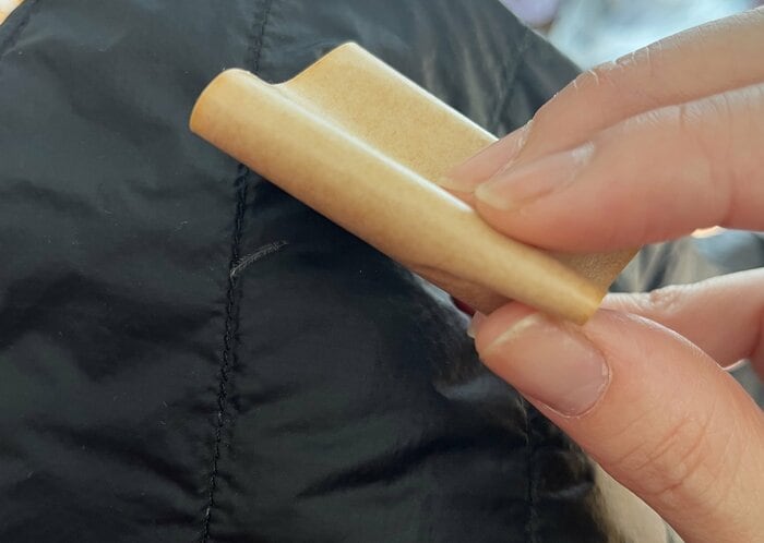 ガムテープを使うと抜きやすい（特集班撮影）