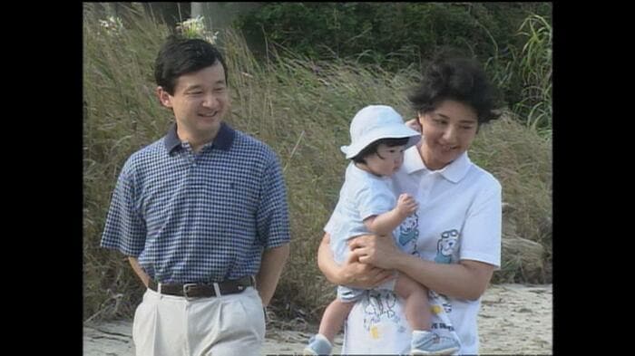三井浜を散策される天皇ご一家