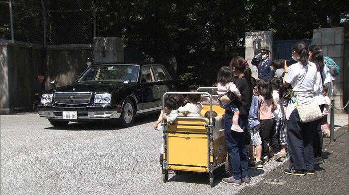 保育園児など地元の人たちから見送りを受けられる上皇ご夫妻