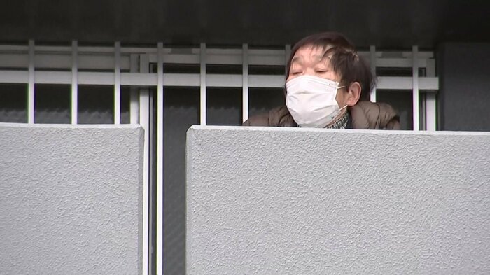 災害公営住宅から晴翔さんを見送る祖母・五百子さん