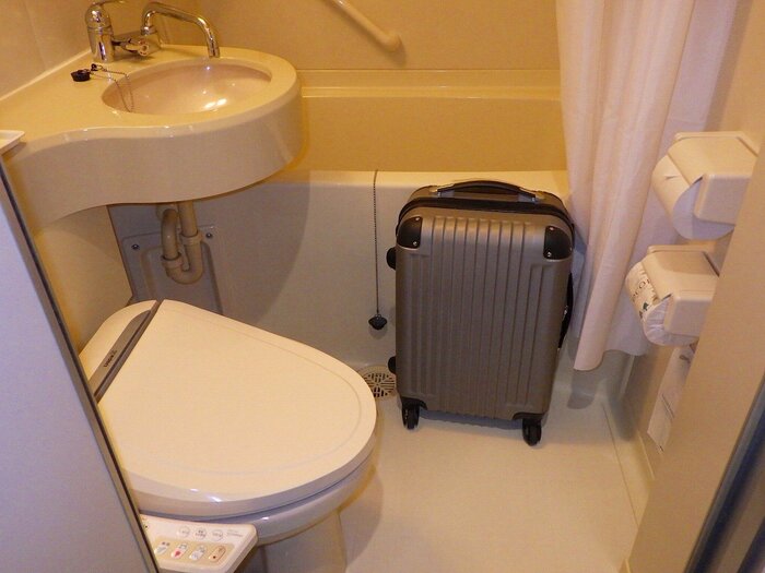 荷物はバスルームへ(画像提供:足立雅也さん)