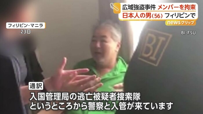 通訳と会話する井上容疑者