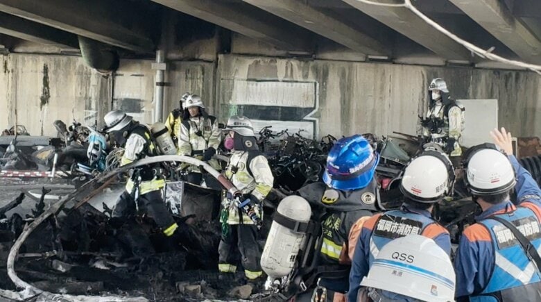 都市高速沿いで黒煙が激しく上がる　高架下にあったタイヤなど焼く　福岡市東区で火事｜FNNプライムオンライン