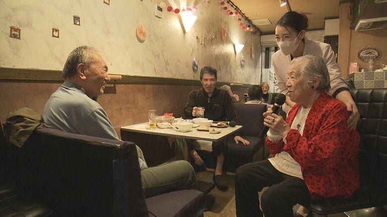 要介護でも「自分らしく生きるために」高齢者ケアのプロがもてなす『介護スナック』飲酒リスク等で普及への壁も｜FNNプライムオンライン