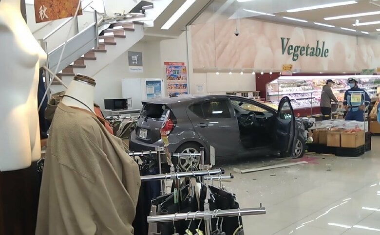 【速報】「車が2階から落ちきた」あわや大惨事…屋上駐車場から商業施設の店内に車が転落…売り場がグチャグチャになるもケガ人なし…高齢男性ドライバー、アクセルとブレーキの踏み間違いか＜北海道釧路市＞｜FNNプライムオンライン