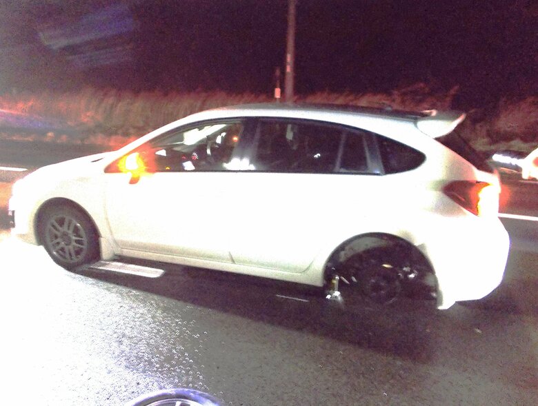 【また左側】「ガタガタ揺れて。そしたらタイヤが脱落した」約1週間前に自ら冬タイヤに替えたばかり―乗用車の左後輪からタイヤ脱落―ケガ人なし＜北海道小平町＞｜FNNプライムオンライン