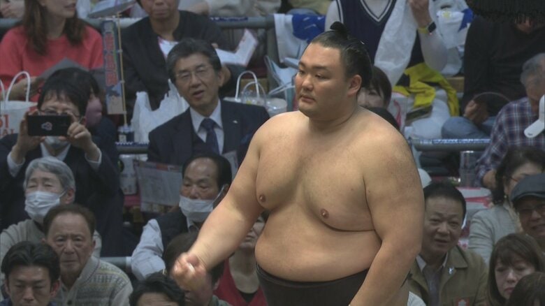 朝乃山が勝ち越しに王手！大関経験者同士の戦いは行司軍配差し違えに　3連勝で7勝目掴む【大相撲春場所 11日目結果】｜FNNプライムオンライン