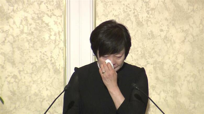 昭恵夫人「朝から涙が止まらない」 追悼集会でも涙…安倍元首相一周忌｜FNNプライムオンライン