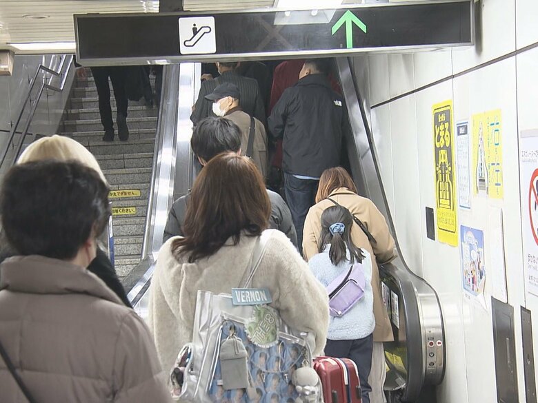 平日朝に立ち止まらない約5%をゼロに…駅のエスカレーターで歩く利用者をAIで検知 注意呼びかけるシステム導入｜FNNプライムオンライン