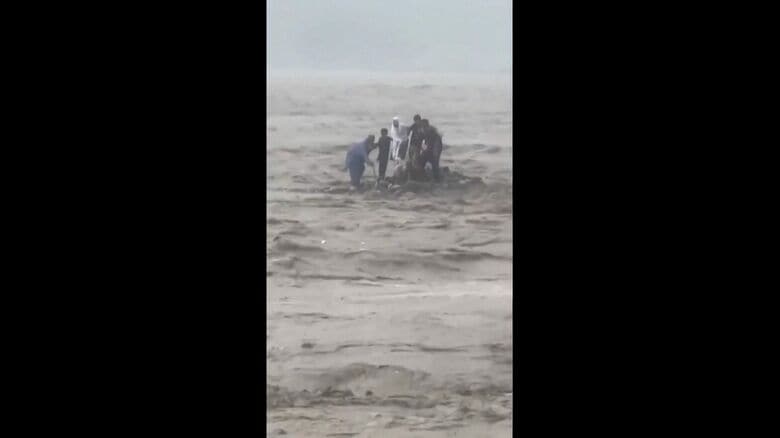 パキスタンで豪雨による洪水が発生し45人が死亡　モンスーン期の大雨に加え気候変動で氷河解け川の氾濫などの洪水被害が増加｜FNNプライムオンライン