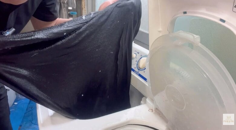 ティッシュを洗濯機に入れ台無しに…「柔軟剤・ゴム手袋・スポンジ」を使うならどれが簡単?検証で分かった最適な取り方|FNNプライムオンライン