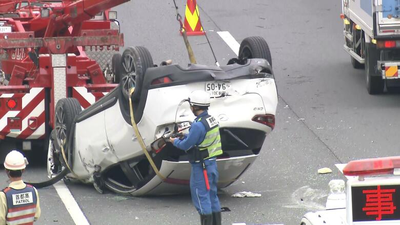 首都高の真ん中で横転…トラックと接触、ひっくり返り車を運転していた男性けが　首都高湾岸線・大井JCT付近｜FNNプライムオンライン