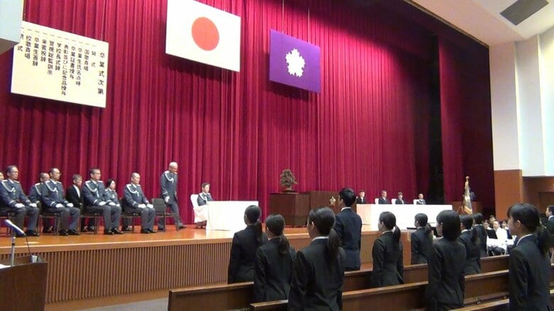 警察行政職員116人の卒業式　都内の警察署など50以上の配属先へ　迫田裕治警視総監も激励　警視庁｜FNNプライムオンライン